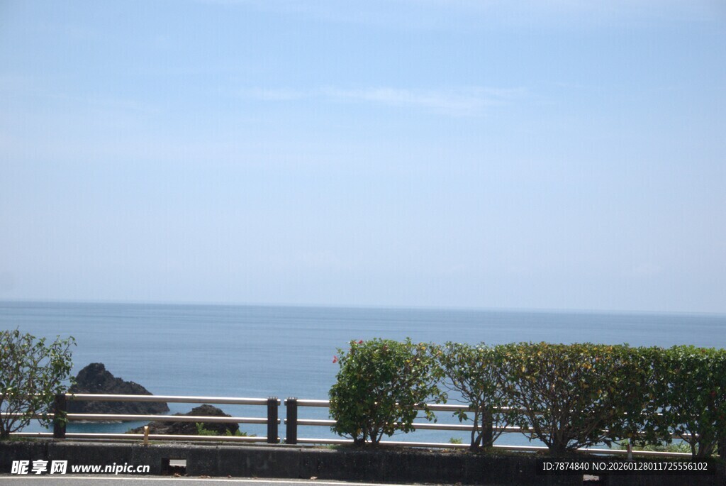 海边景致 绿植与栏杆相伴
