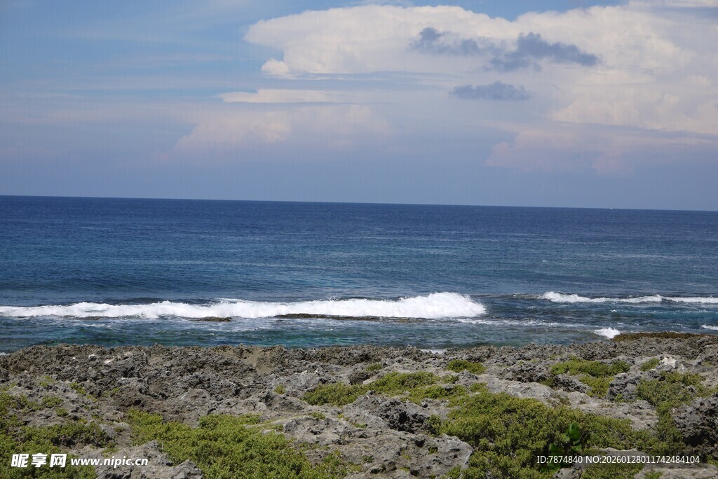 海边礁石与翻涌海浪景观