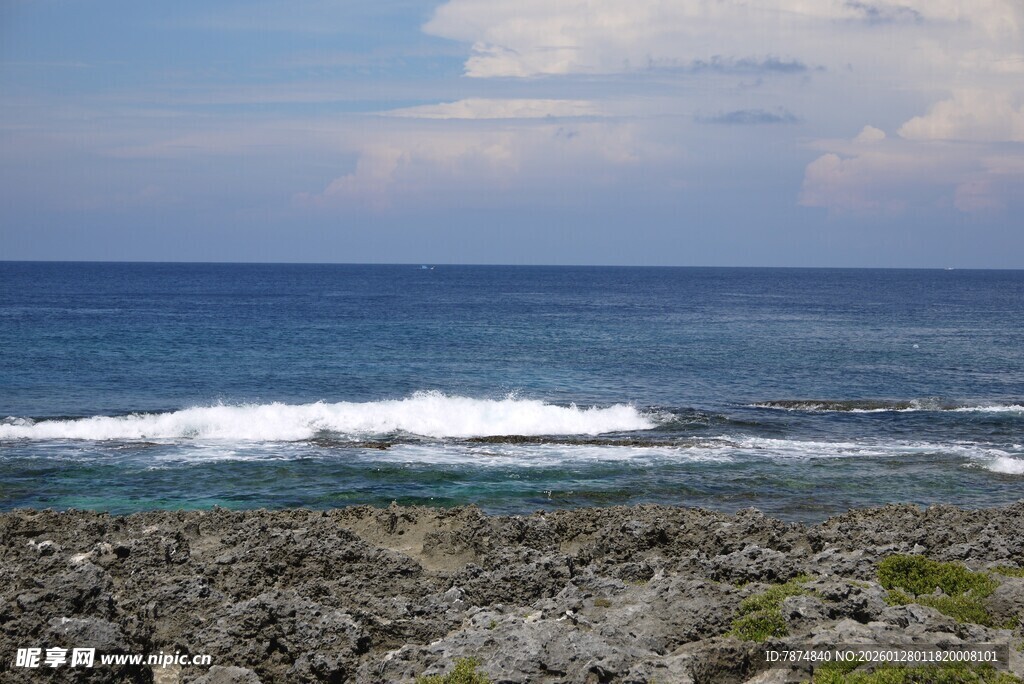 海边礁石与翻涌海浪