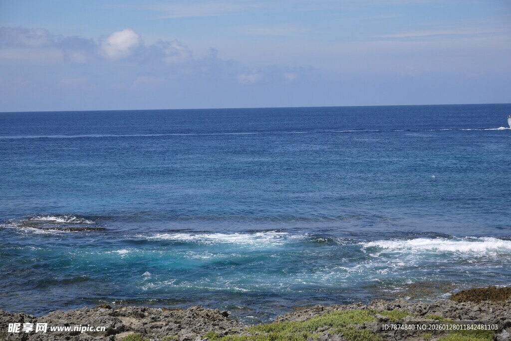 海边美景 海浪礁石与远帆