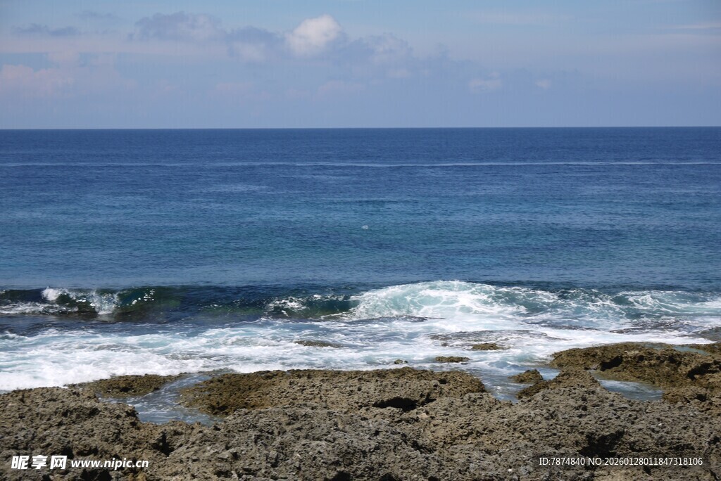 海边礁石与翻涌的海浪