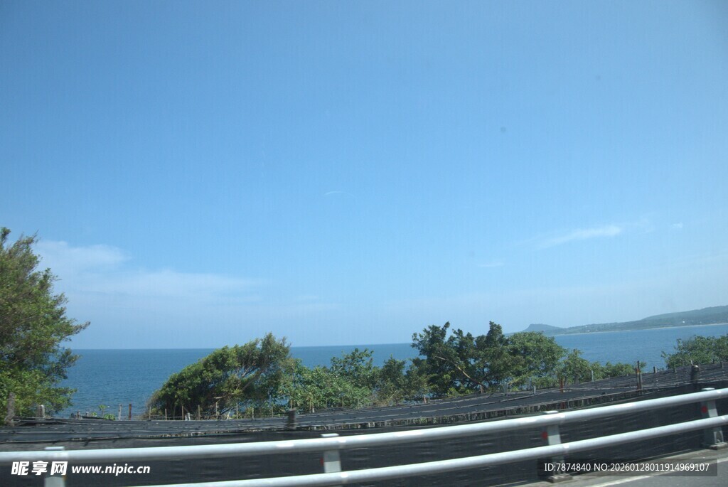 公路边的海景风光