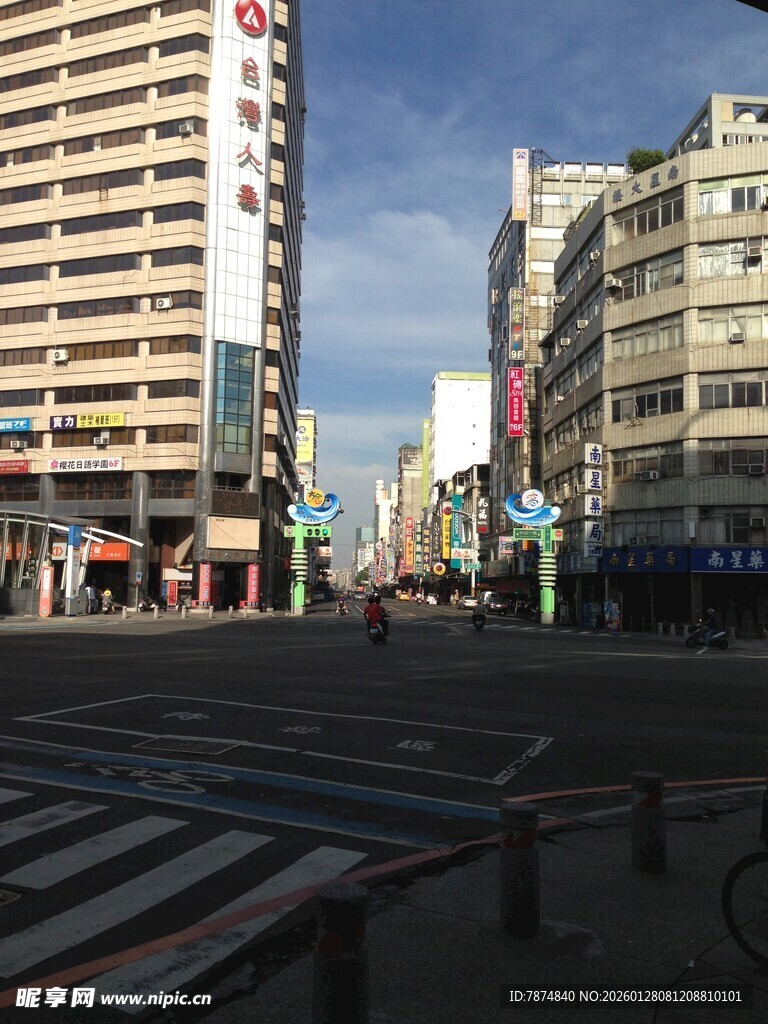 城市街头的繁华景象