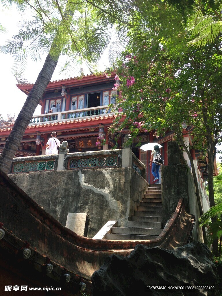 山林间的中式建筑与步道