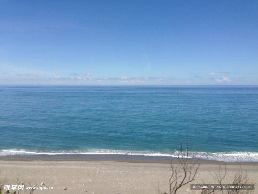 宁静海滩与蔚蓝大海