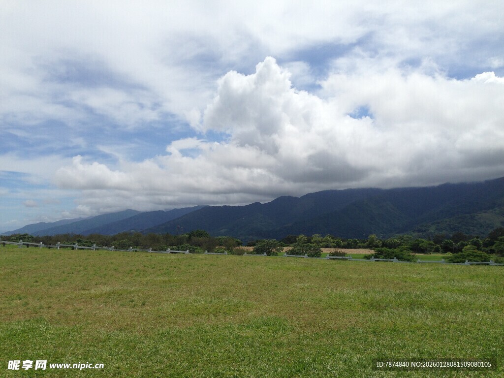 广袤草原与远处山峦风景