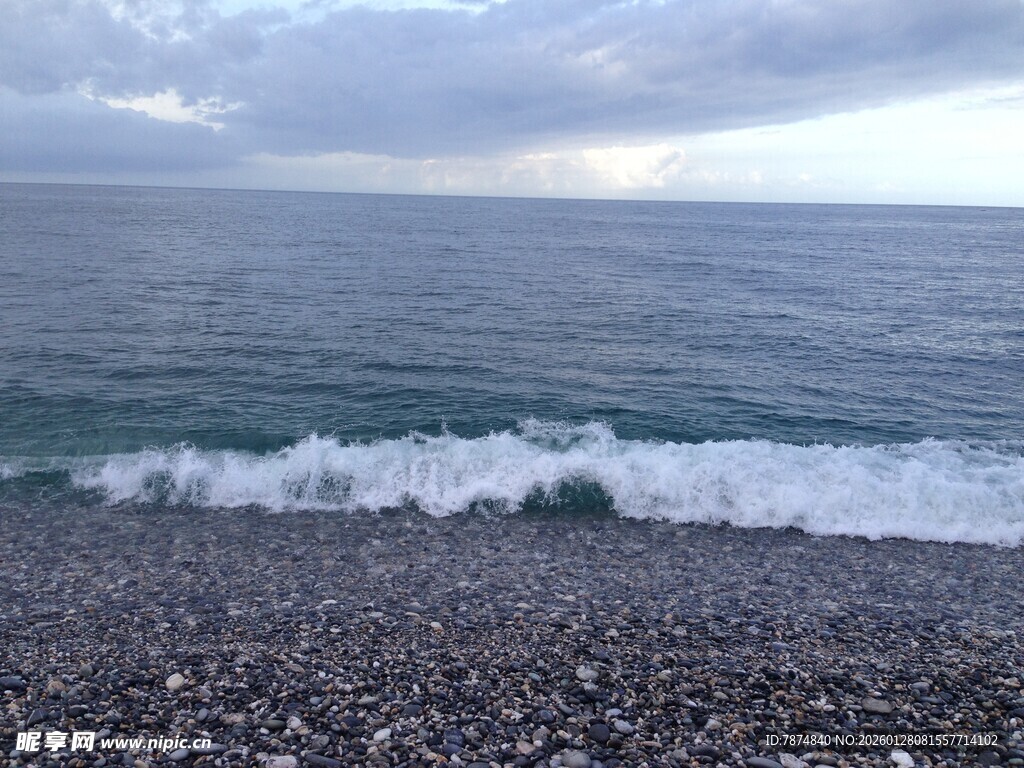 海边砾石滩 海浪翻涌