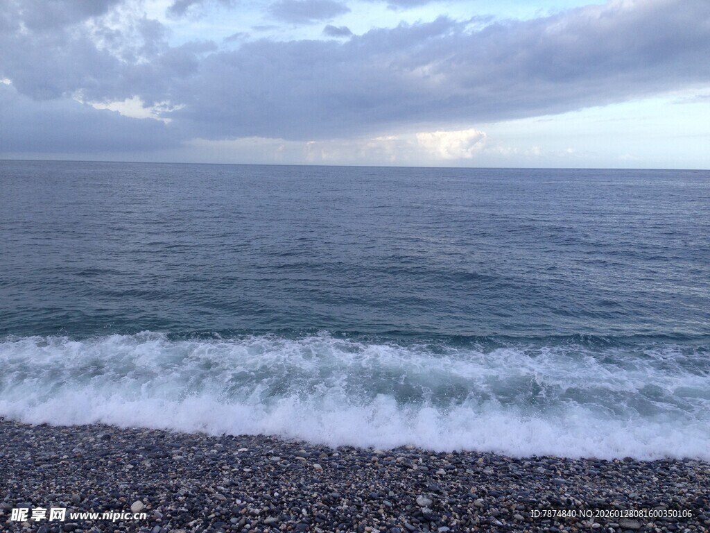海边砾石滩 海浪轻拍