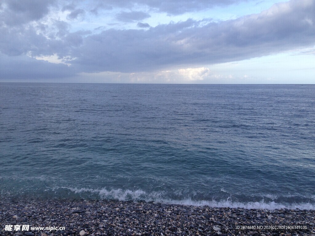 海边砾石滩与辽阔海洋景观