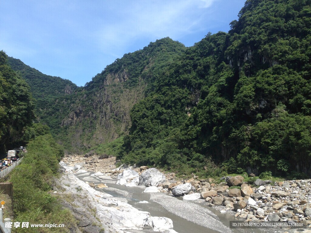 山间河流与葱郁山林景观