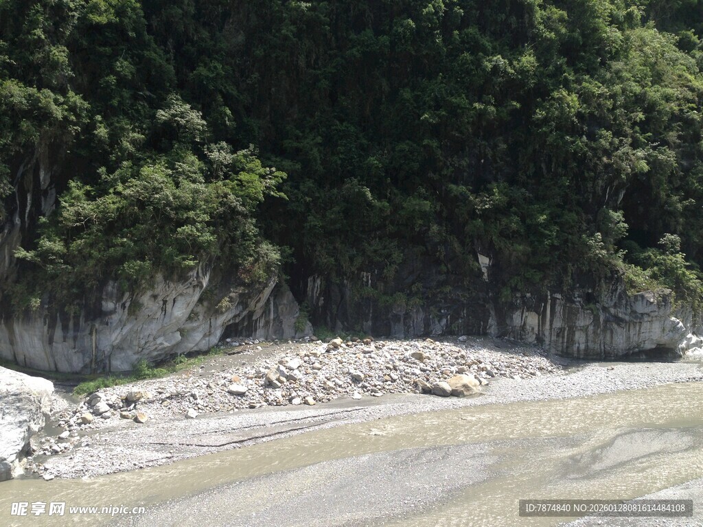 山间河流与岸边碎石景象