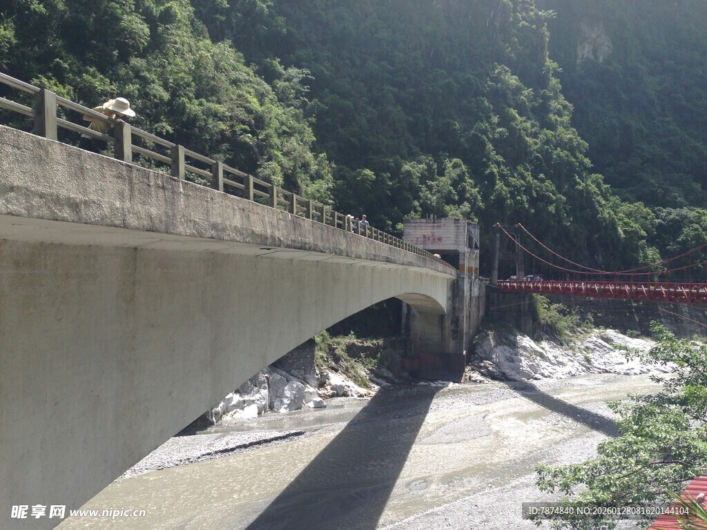 山间桥梁与周边自然景致