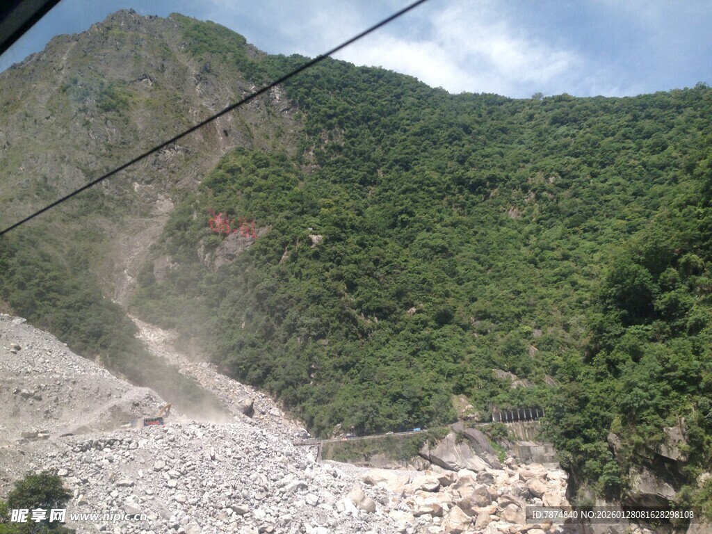 山间碎石场景