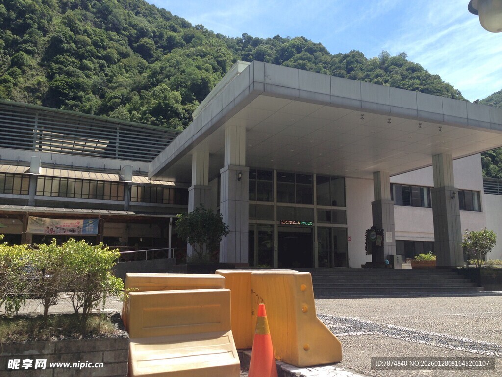 户外建筑前的黄色休闲椅