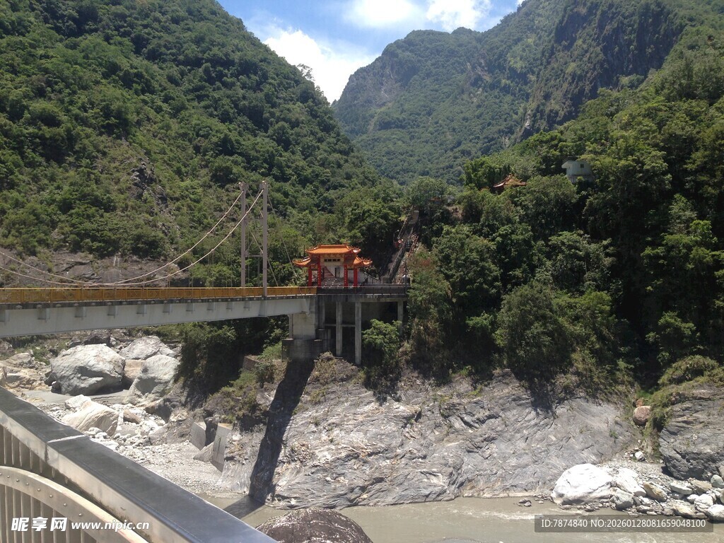 山间桥梁横跨湍急河谷