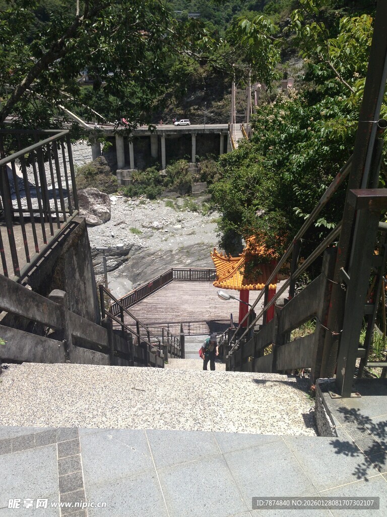 山间木质步道与自然景致