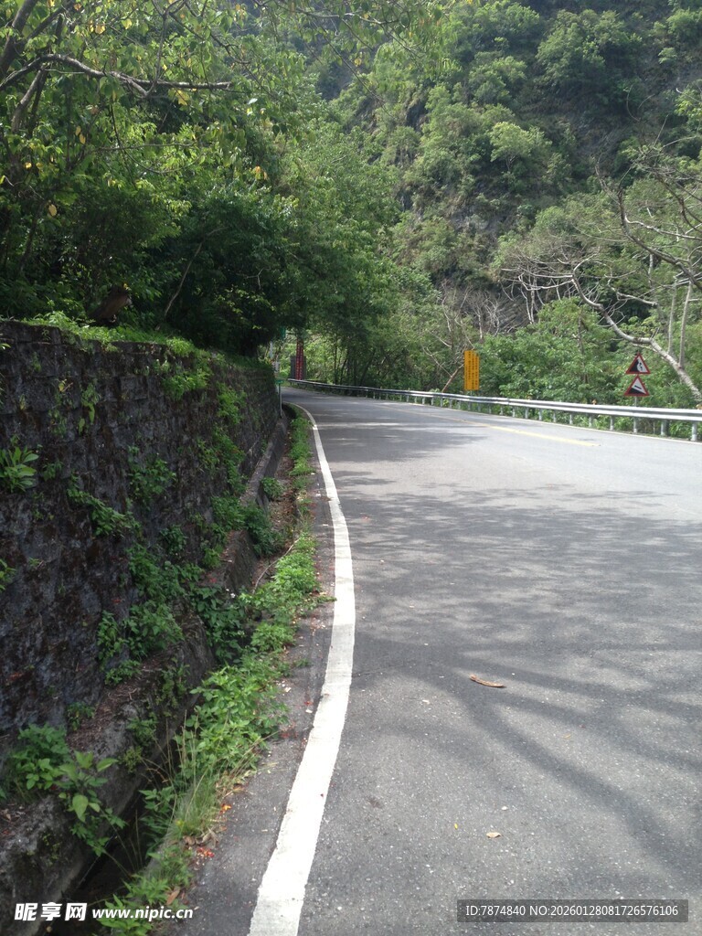 山间蜿蜒公路 绿意盎然