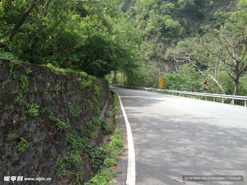 山间蜿蜒公路 绿意盎然
