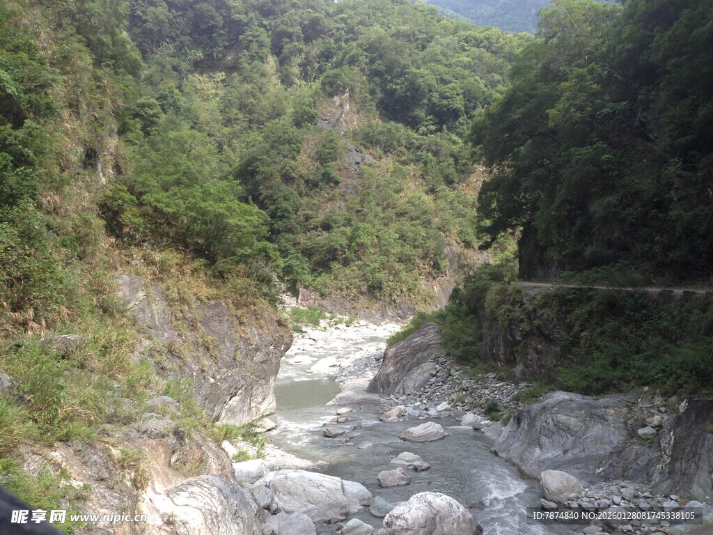 山间湍急河流与葱郁植被