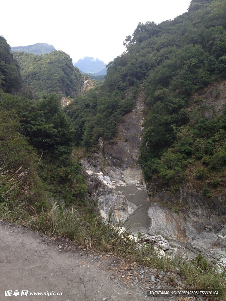 山间蜿蜒溪流与崎岖小径