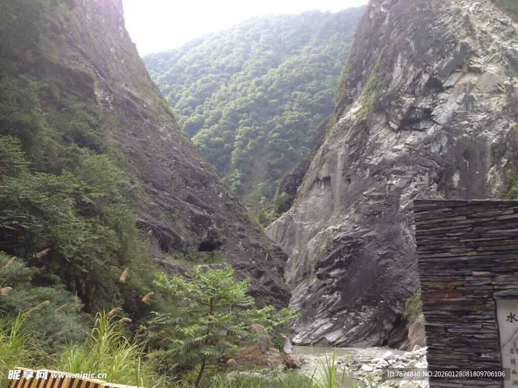 山间峡谷景色
