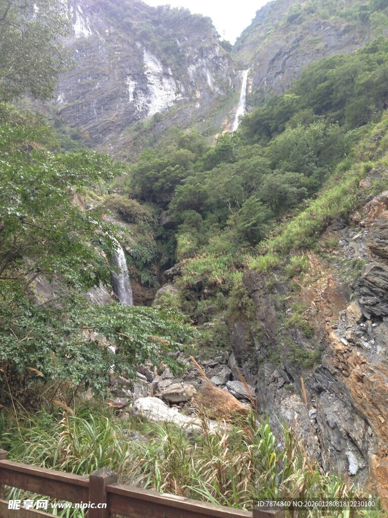 山间瀑布美景