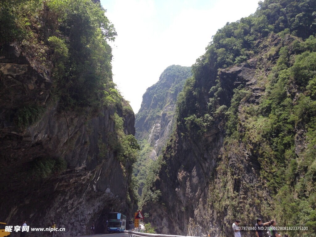 山间公路旁的秀丽峡谷
