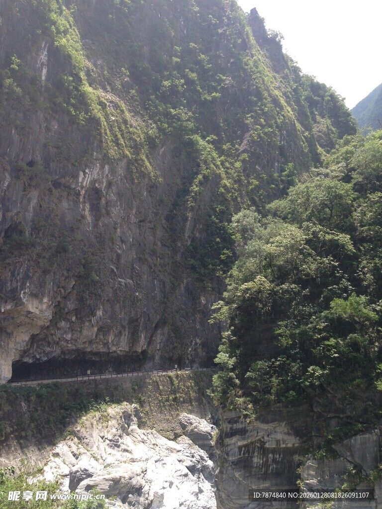 山间河谷风光