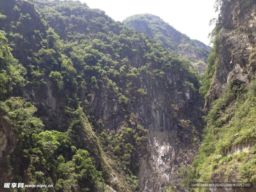 翠绿山谷间的壮丽自然景观