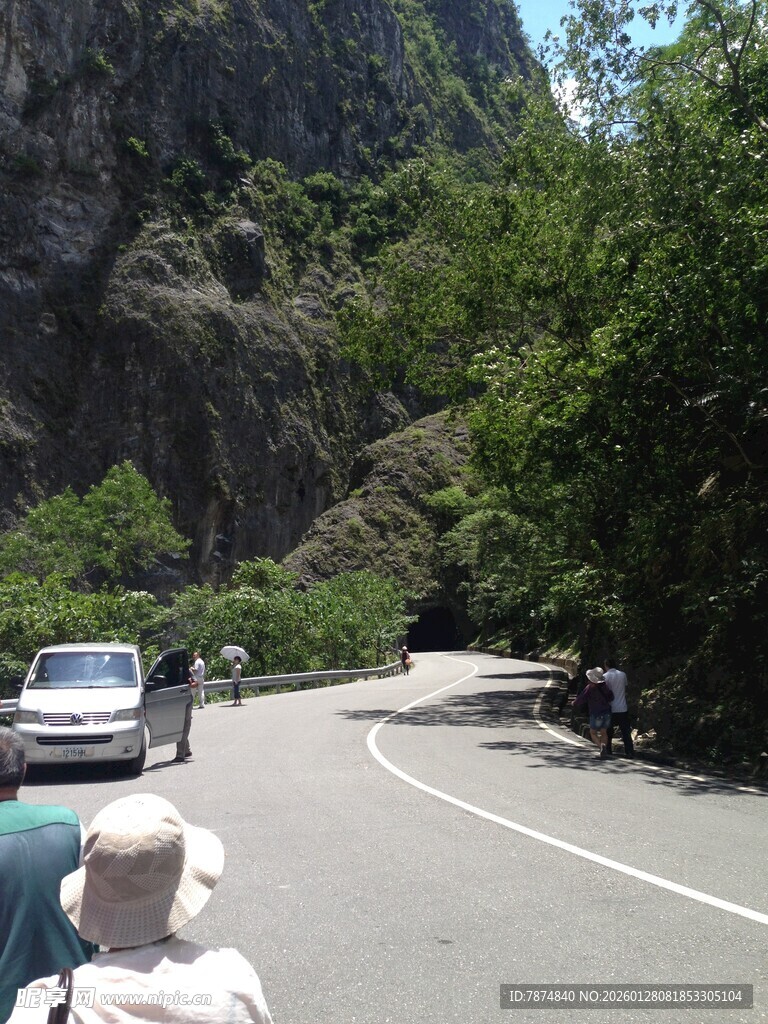 山间公路上行驶的车辆