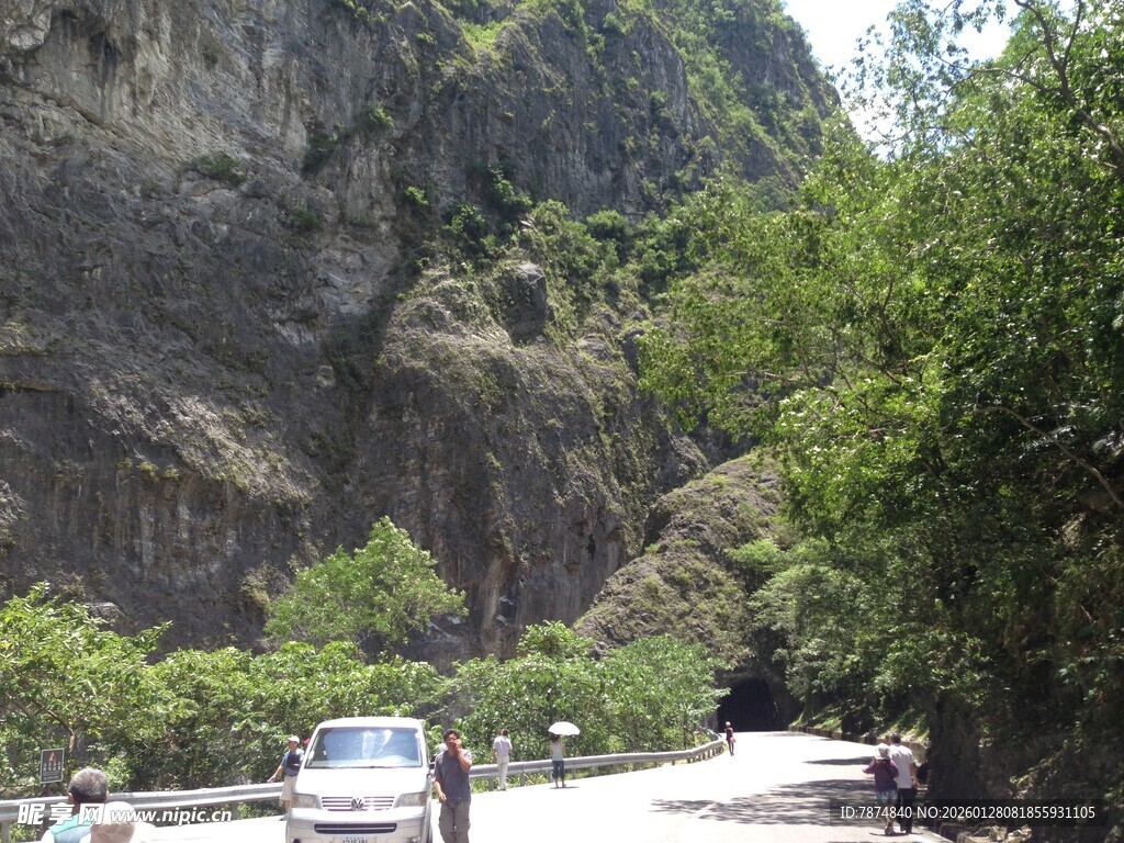 山间公路上行驶的车辆