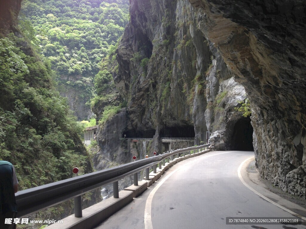 山间惊险的隧道公路