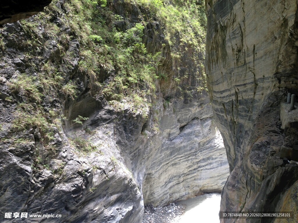 峡谷奇观 岩石绿植相映成趣