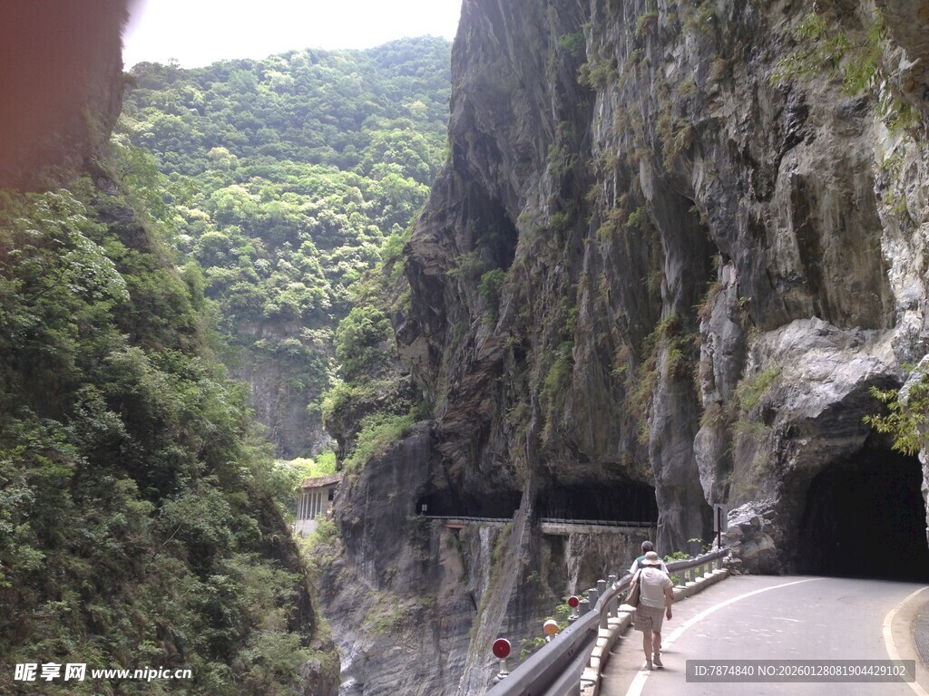 山间公路穿行于峭壁之间