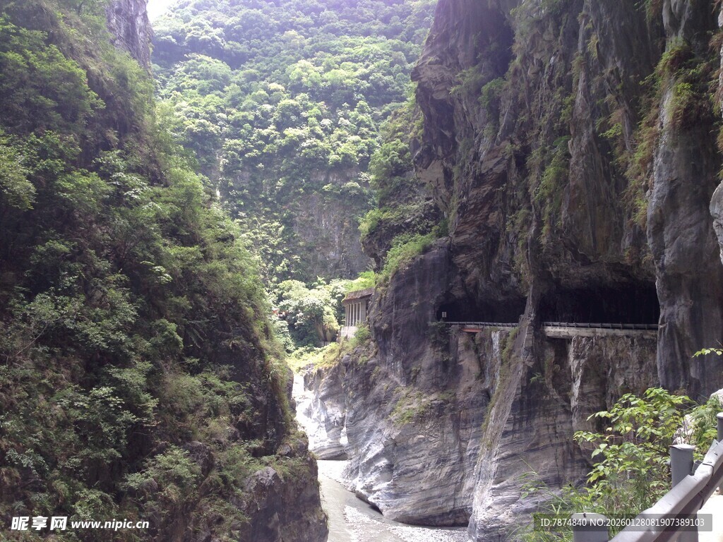 峡谷间的瀑布与葱郁植被