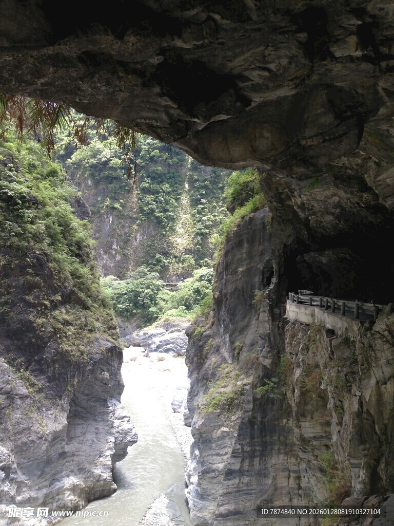峡谷洞穴间的自然美景