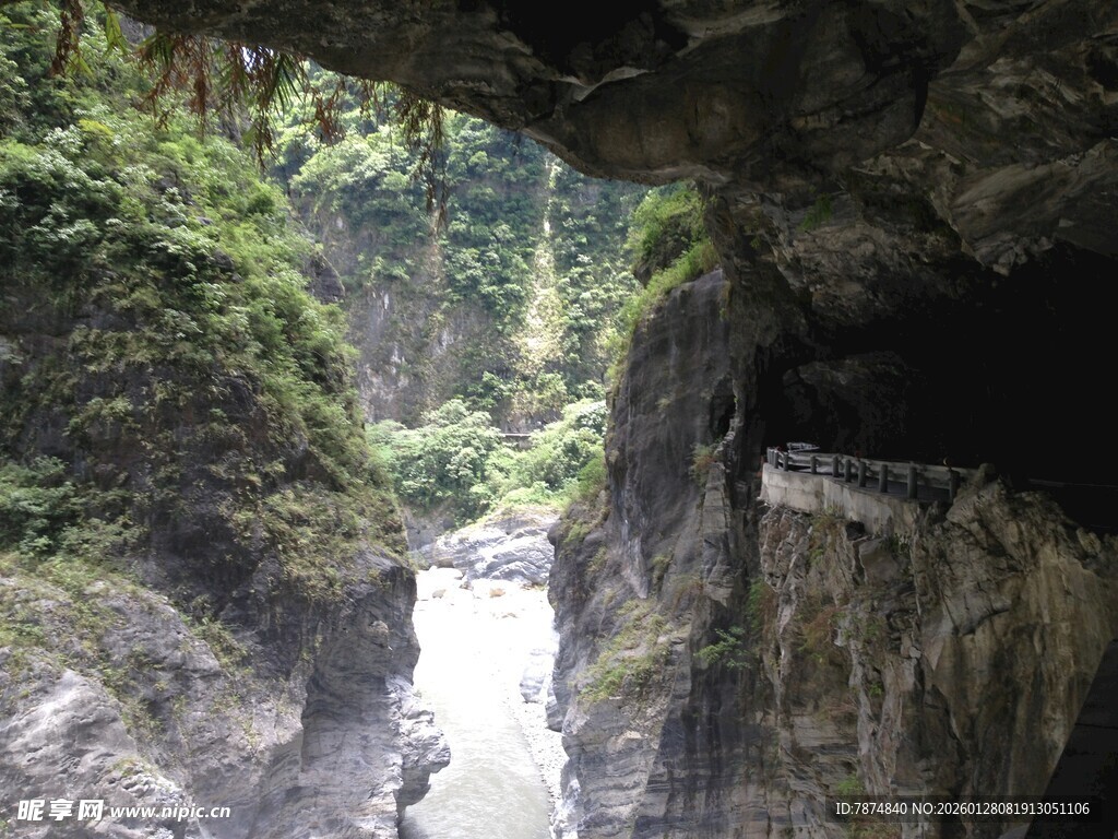 峡谷溪流间的自然美景