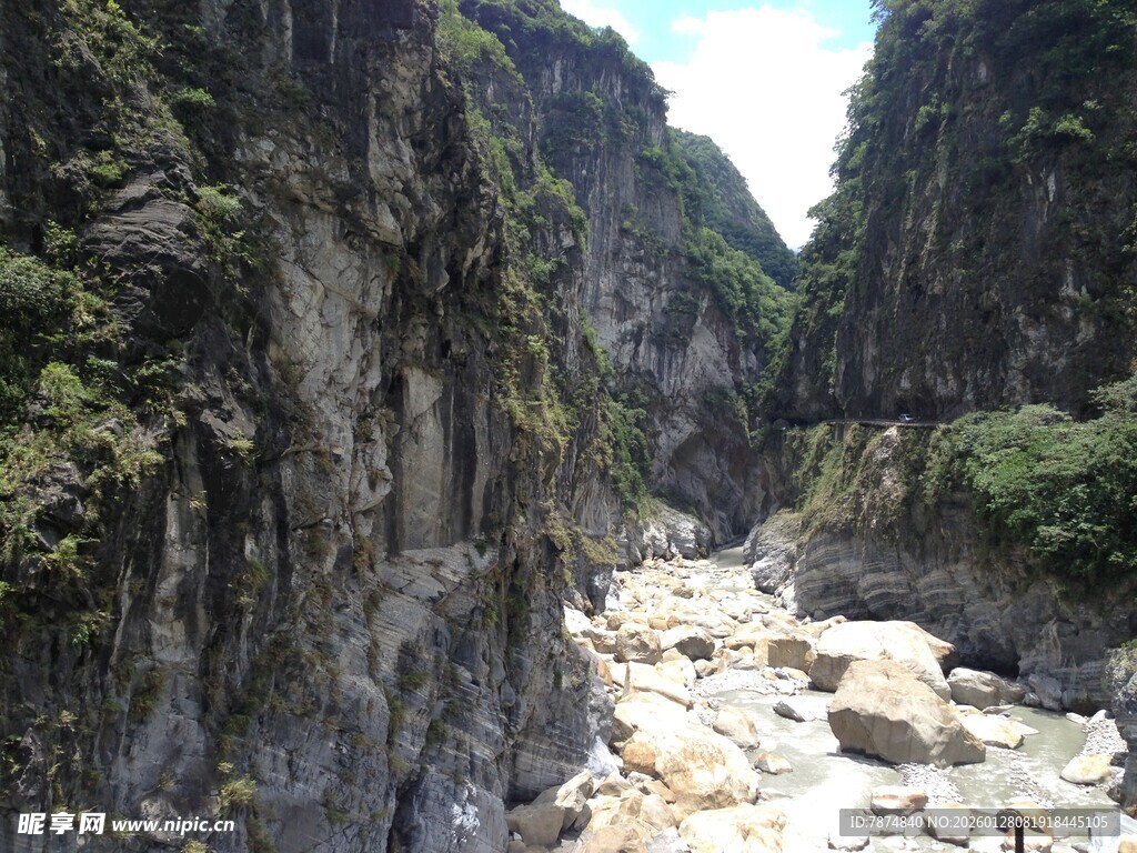 峡谷溪流景观