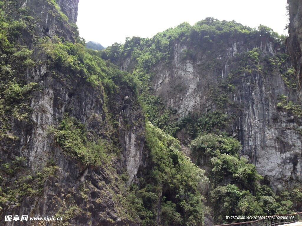 峻峭山峦覆绿植