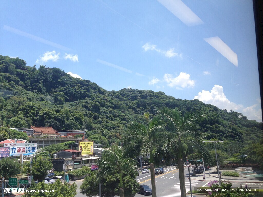 窗外青山绿树乡村景致