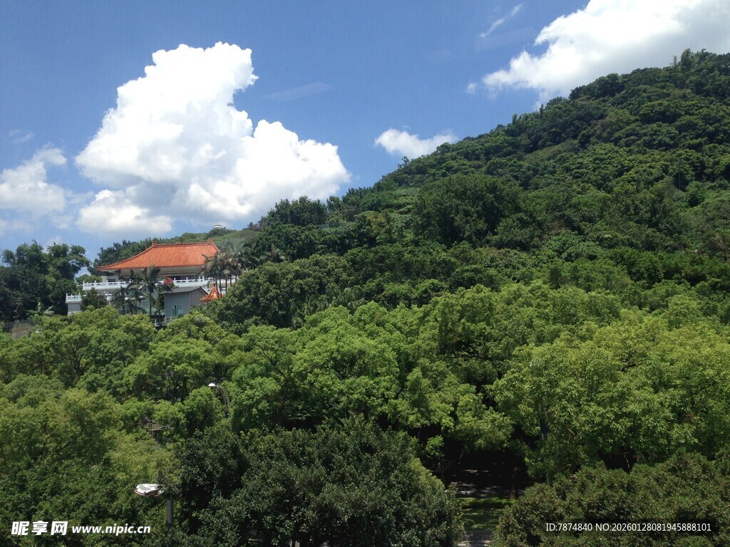 青山绿树间的古建筑