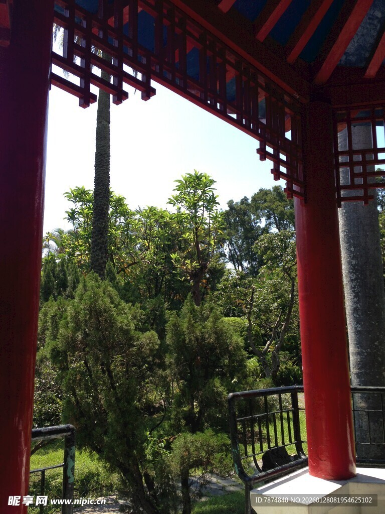 中式亭阁外的葱郁景致