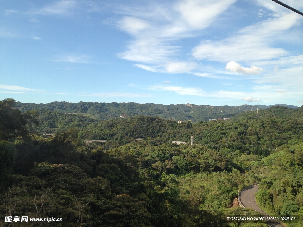 俯瞰葱郁山林美景