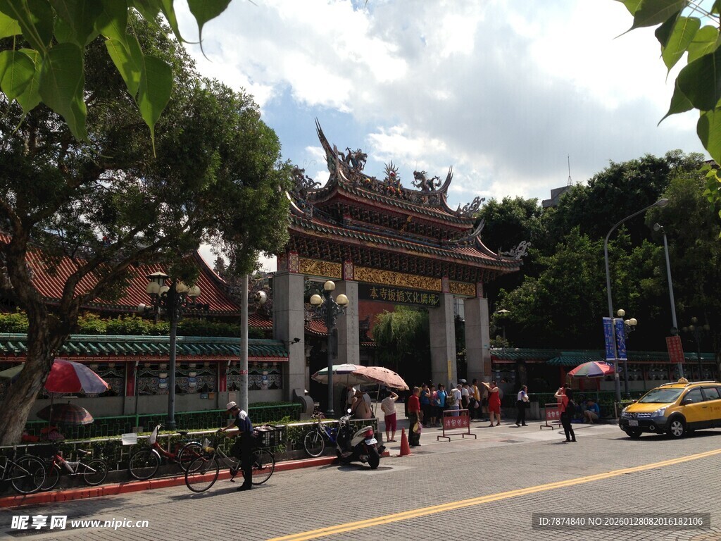中式古建大门前的街景
