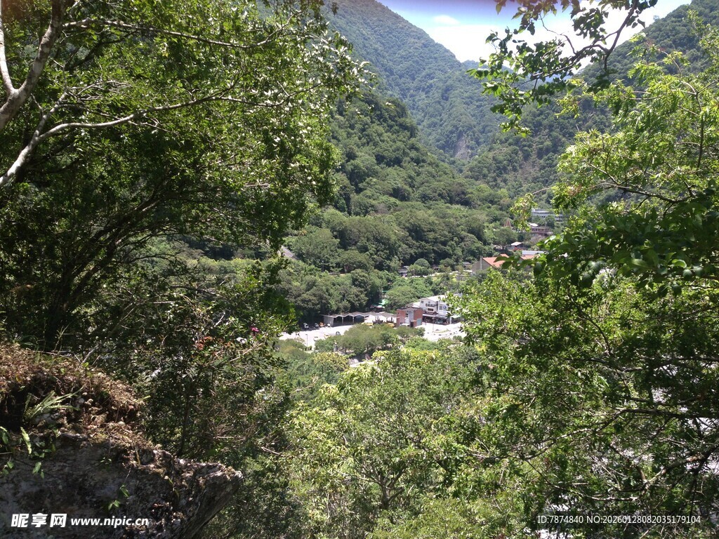 山林间的村落景致