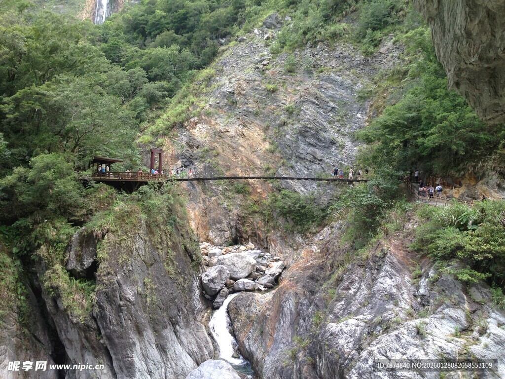 山间飞瀑与悬空栈桥