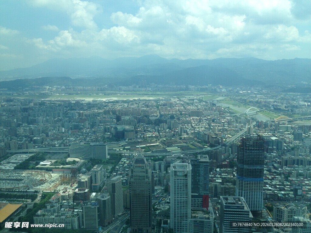 俯瞰城市与远山壮丽景观
