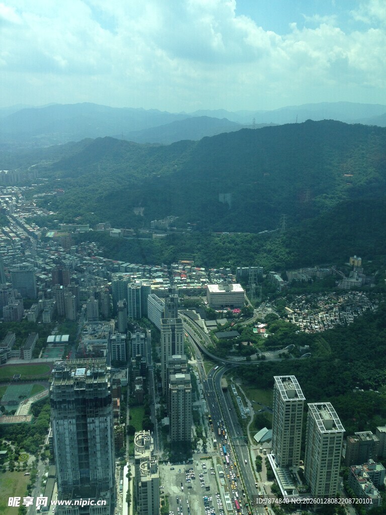 俯瞰城市与远山景观