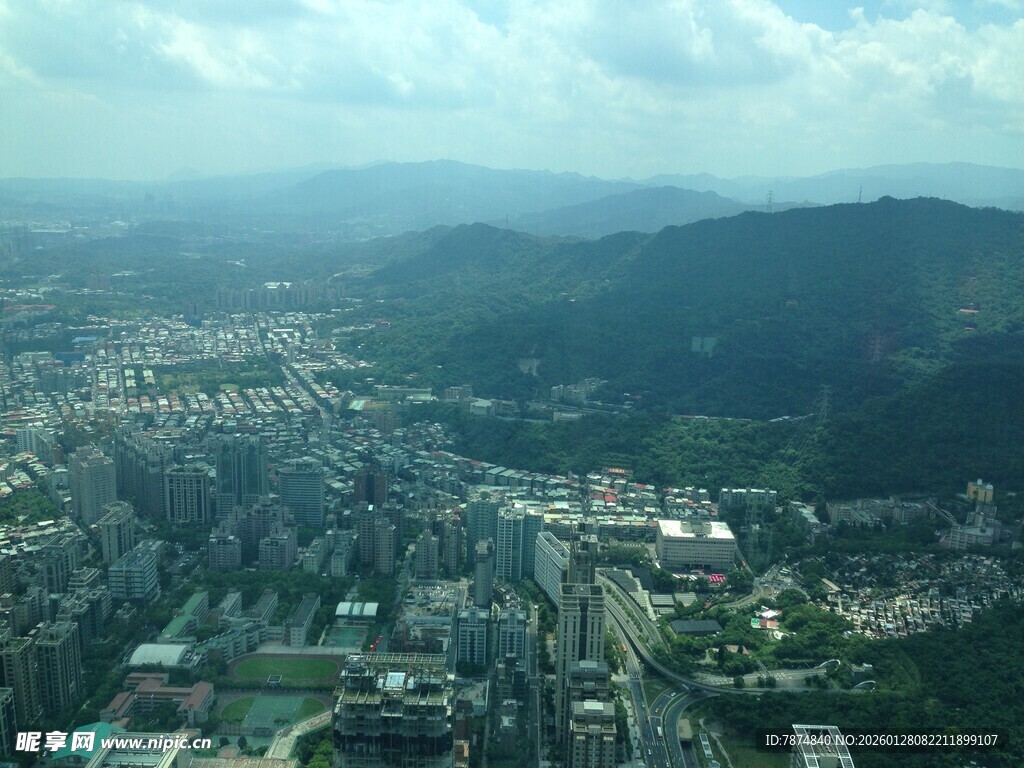 城市与山峦的空中景致