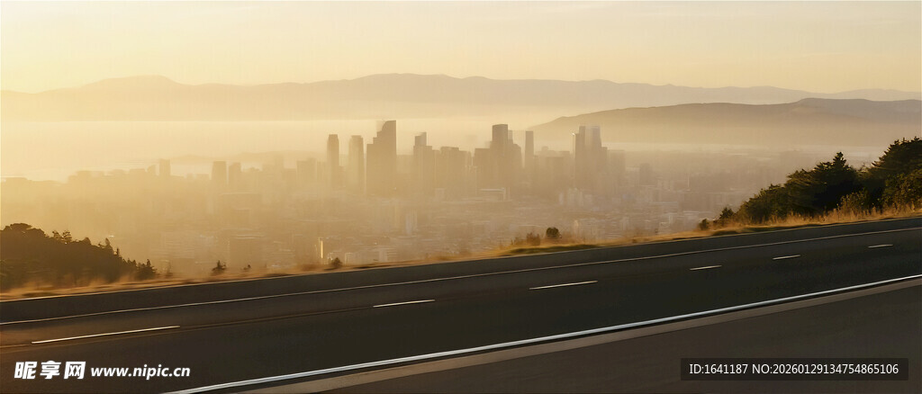 晨雾中的公路美景